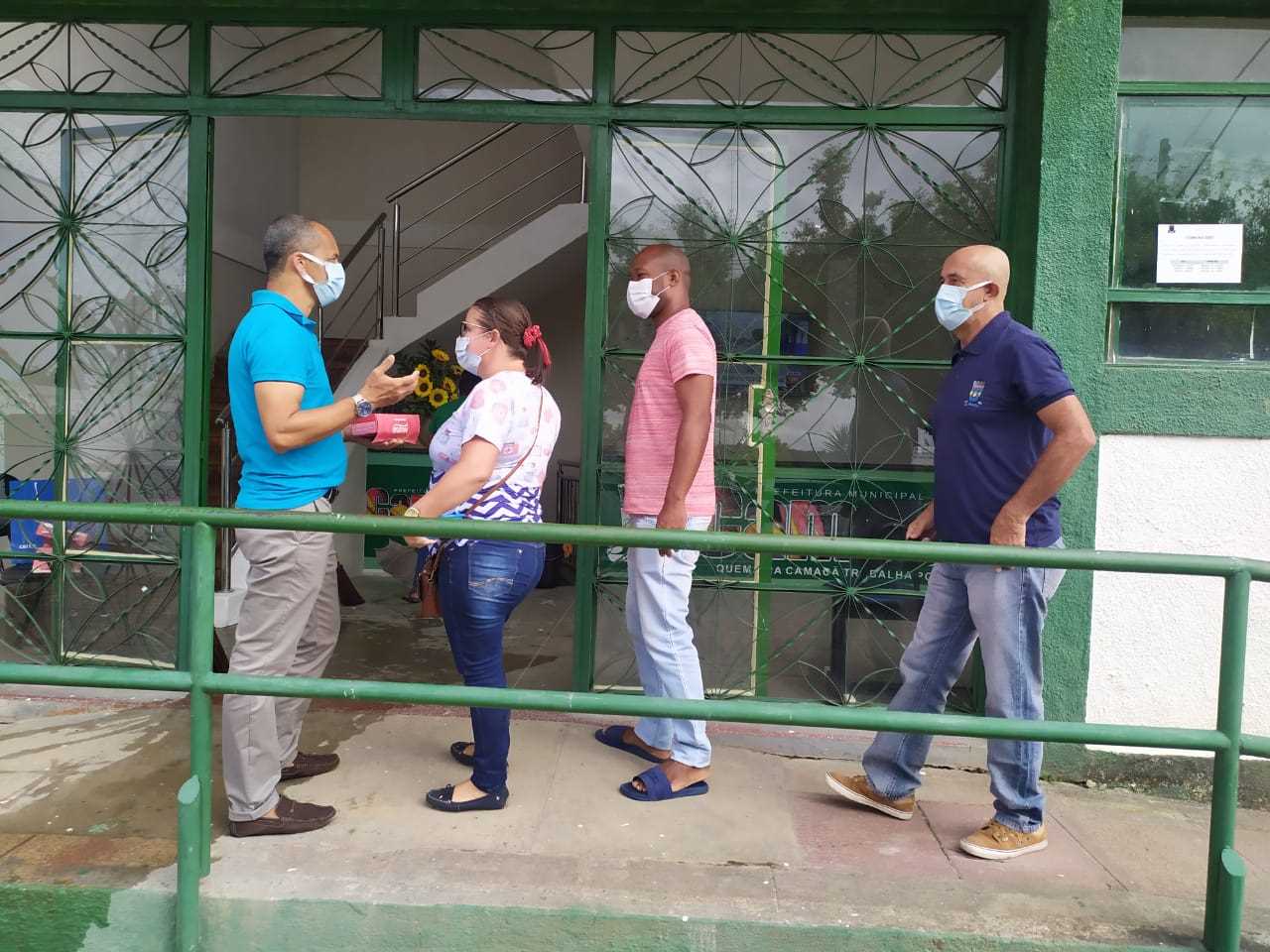 Camacã: Prefeito Paulo do Gás recebe funcionários com bombons
